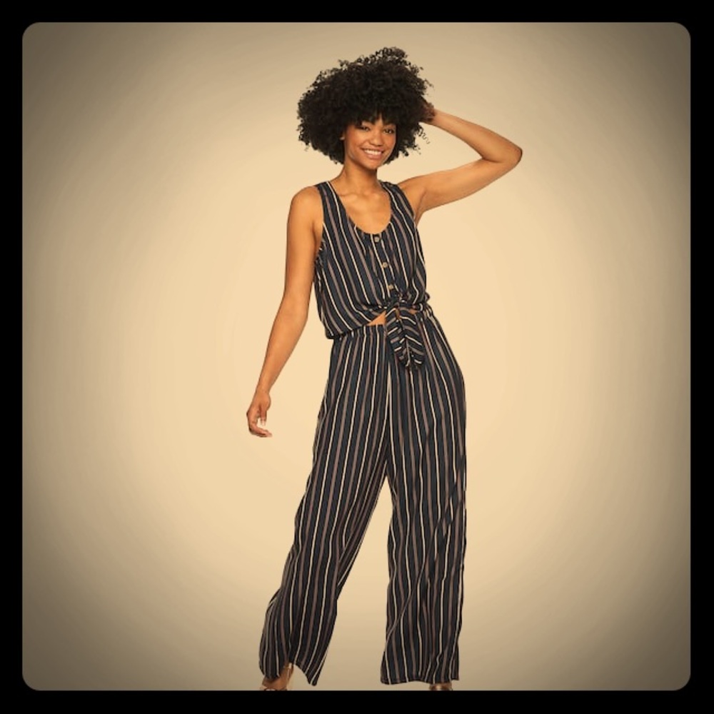 Crop top/ pant set.